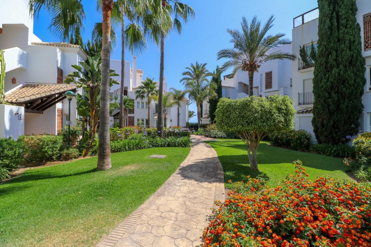 Family With Garden- Monteros Palm Apartemen